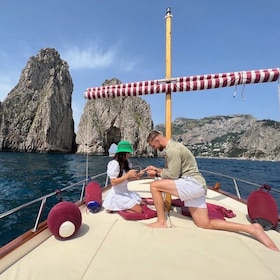 Tour privado en barco por la isla de Capri para parejas