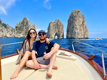 Bateau privé sur l'île de Capri excursion pour les couples