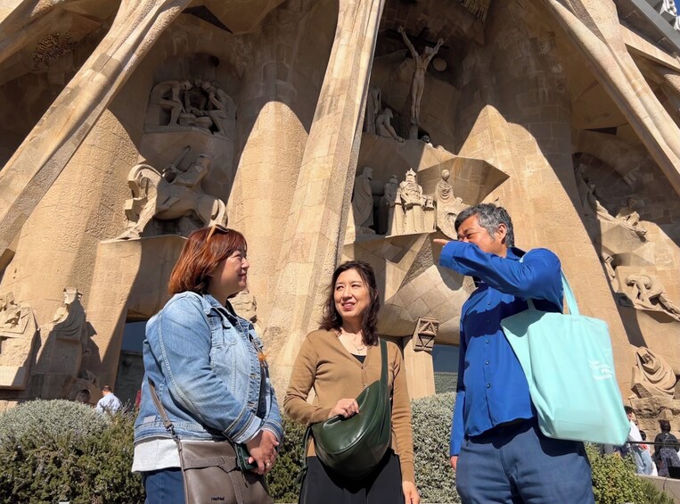 Sagrada Familia Tour with English, Chinese, Korean or Japanese Guide