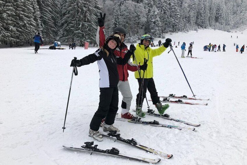 Family ski lessons on Bradul slope in Poiana Brasov.