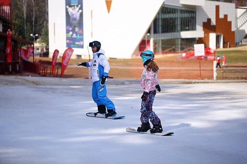 Snowboard lessons on Bradu' slope.