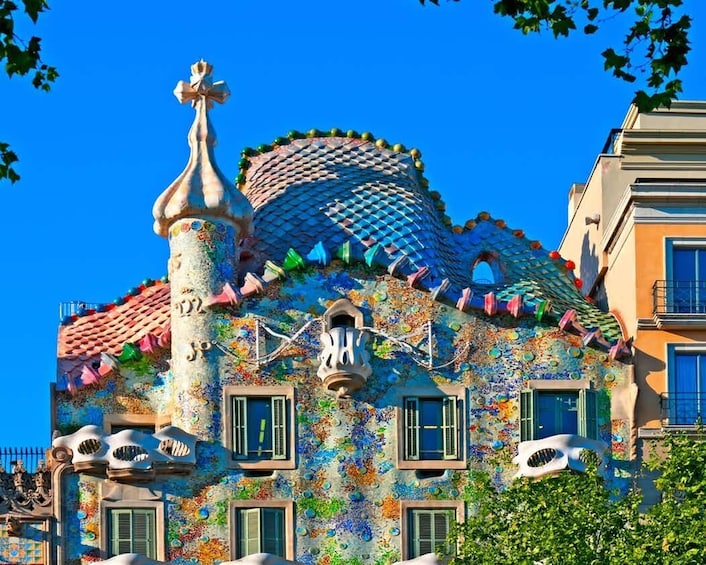 Gaudí Walking Tour with Chinese, Korean or Japanese Guide