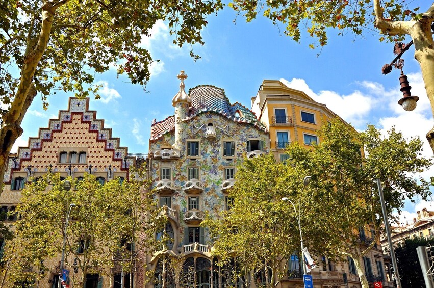 Gaudí Walking Tour with Chinese, Korean or Japanese Guide