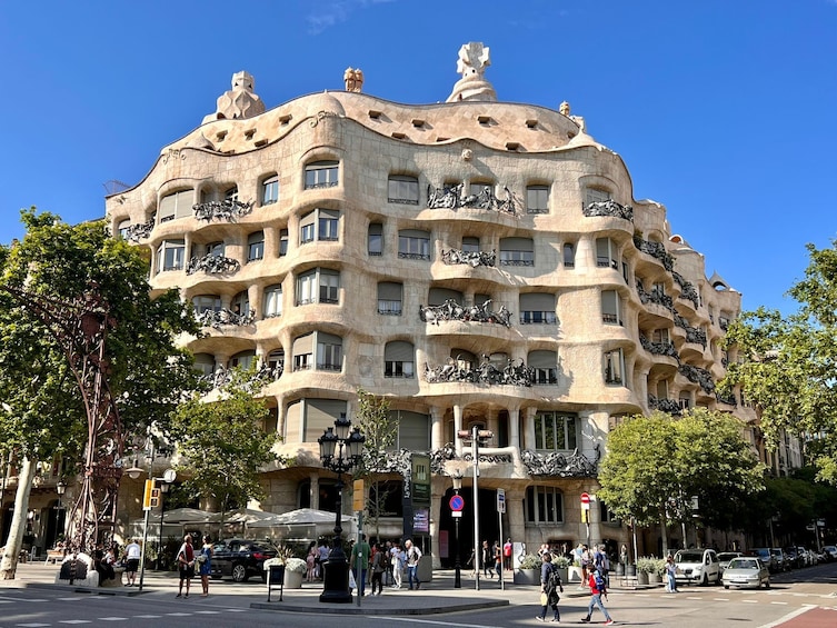 Gaudí Walking Tour with Chinese, Korean or Japanese Guide