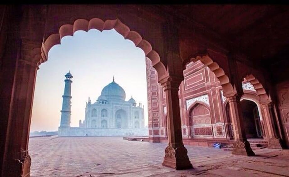 Free Express Entry In To Taj Mahal & Agra Fort.