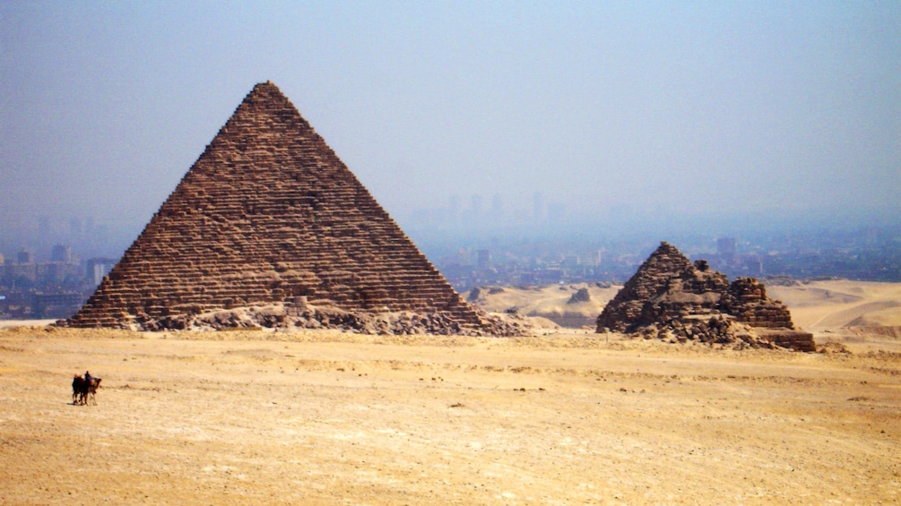 Foto 2 van 6. Landscape view of Giza