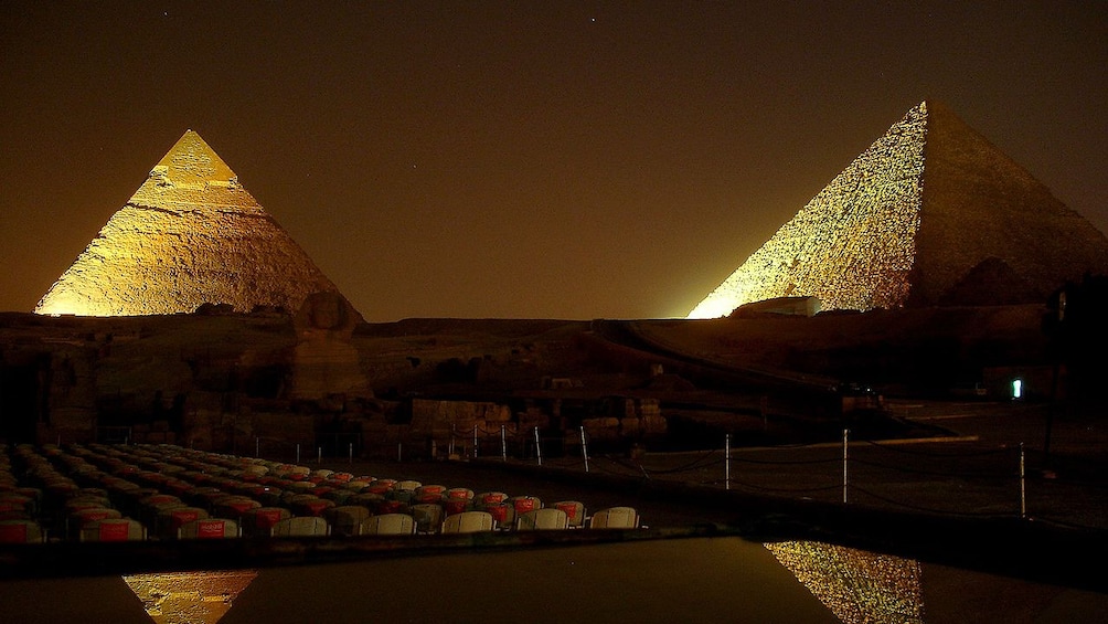 Foto 4 van 6. Stunning night view of Giza