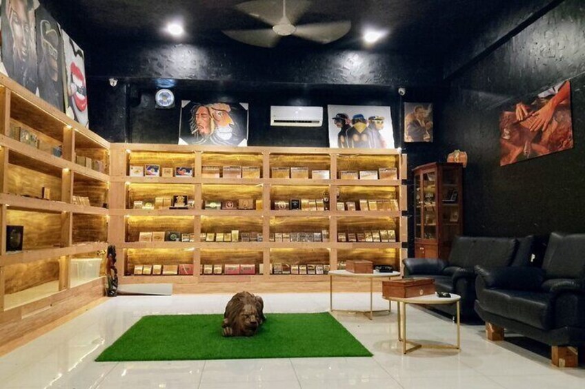 World Mart Souvenirs Store - Free Pick-up / Drop-off