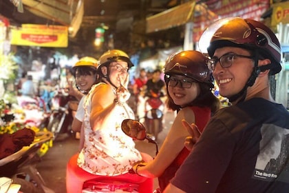 Tour gastronomico serale di Saigon in scooter