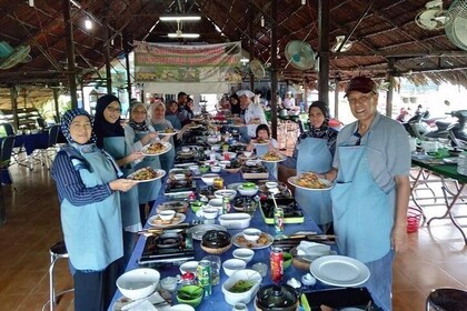 Halal Cooking Class and Cu Chi Tunnels
