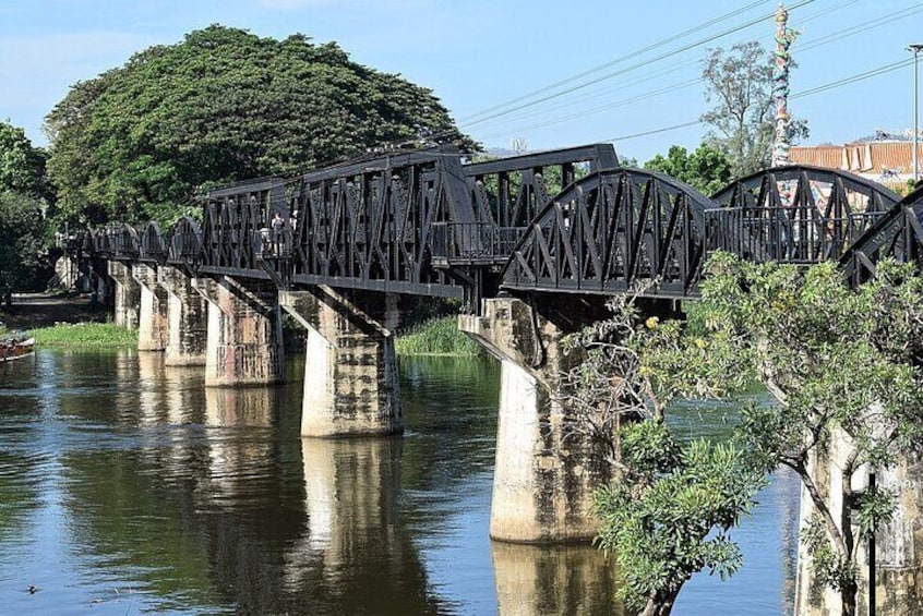 Damnoen Saduak Floating Market and Bridge on The River Kwai Tour 