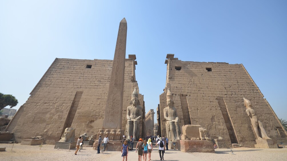 statues in egypt