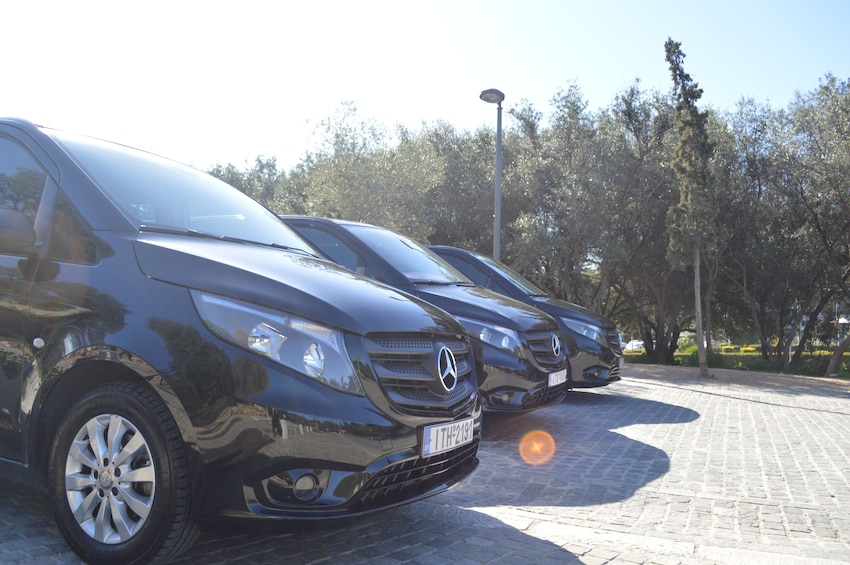 Ver elemento 1 de 2. Private Minivan: Piraeus Port