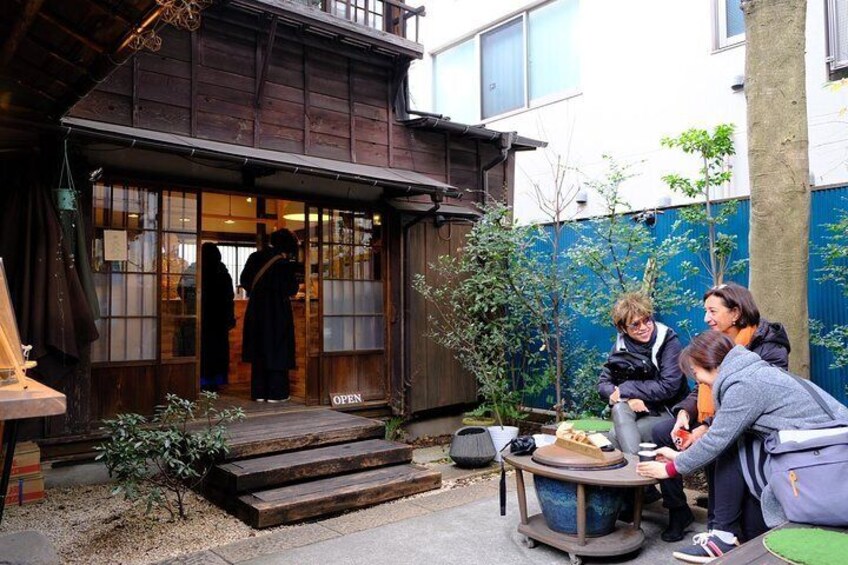 Taking a break at a folk house cafe(UenoSakuragiAtari )