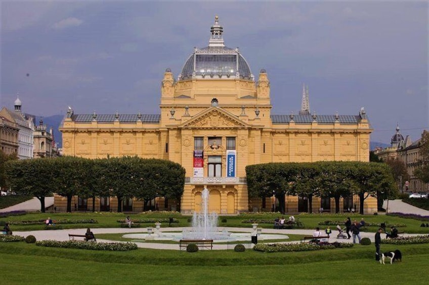 Panoramic tours Zagreb with a van.