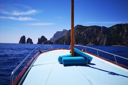 Caprin yksityinen saari veneellä