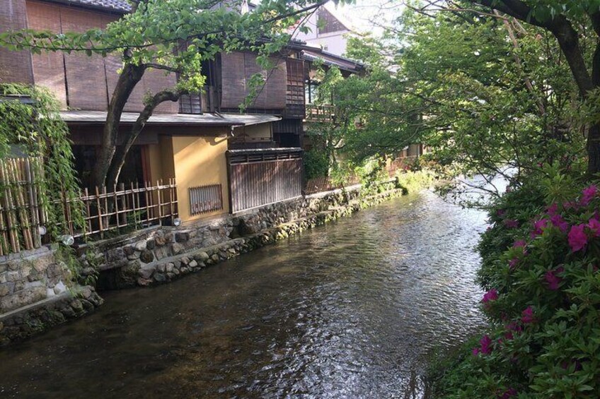 A small river running through the Gion.