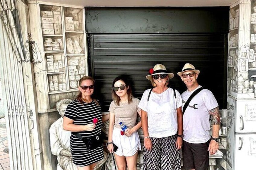 Great time spent with our guests from Australia & America as we pose at the latest street mural by talented artist Yip Yew Chong , who captured an old corner ‘mamak‘ shop that is no more.