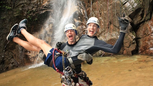 Increíbles cascadas, tirolesas y toboganes de agua de Outdoor Adventure