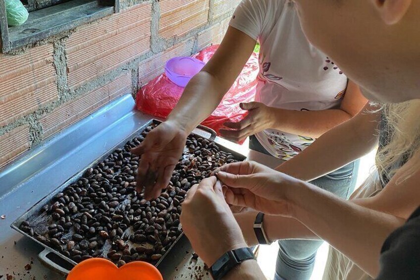Peeling cocoa