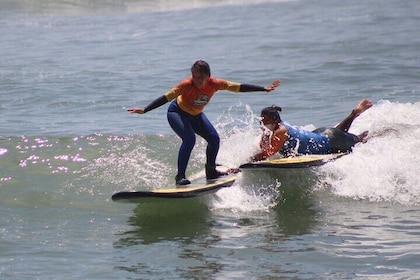 Beginner Surf Lesson in Lima, Perú