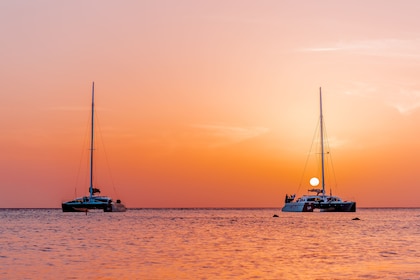 Zonsondergangzeil per catamaran met hapjes en open bar