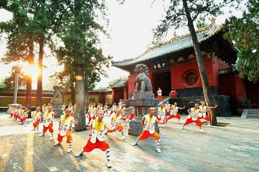 2-Day Private Trip from Xi'an with Hotel: Shaolin Temple and Longmen Grottoes 