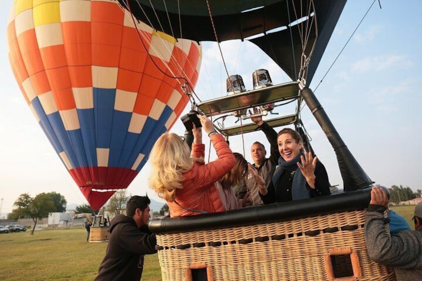 Travelers lift off in a hot-air balloon heading for Teotihuacan archaeological site, Mexico.
