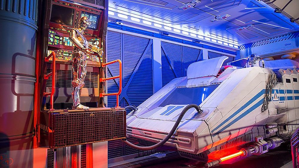 C-3PO in bay at Disneyland Paris