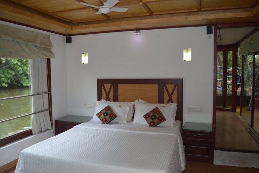 Bedroom-Single Bedroom Luxury Houseboat