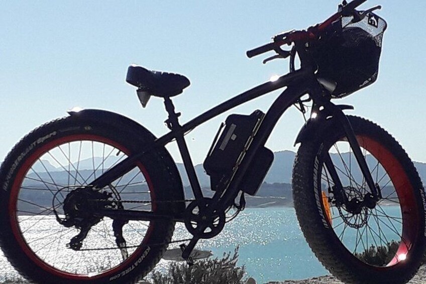 We use Fat bikes ensuring a very comfortable ride. The large tyres : KENDA 26inch absorb a lot of the vibration from riding ensuring no one gets 'saddle sore'
