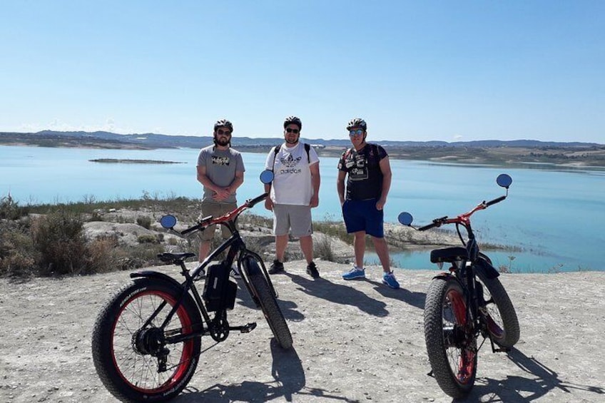 E-bikes are for anybody, so come and ride with us to enjoy the most amazing lake views