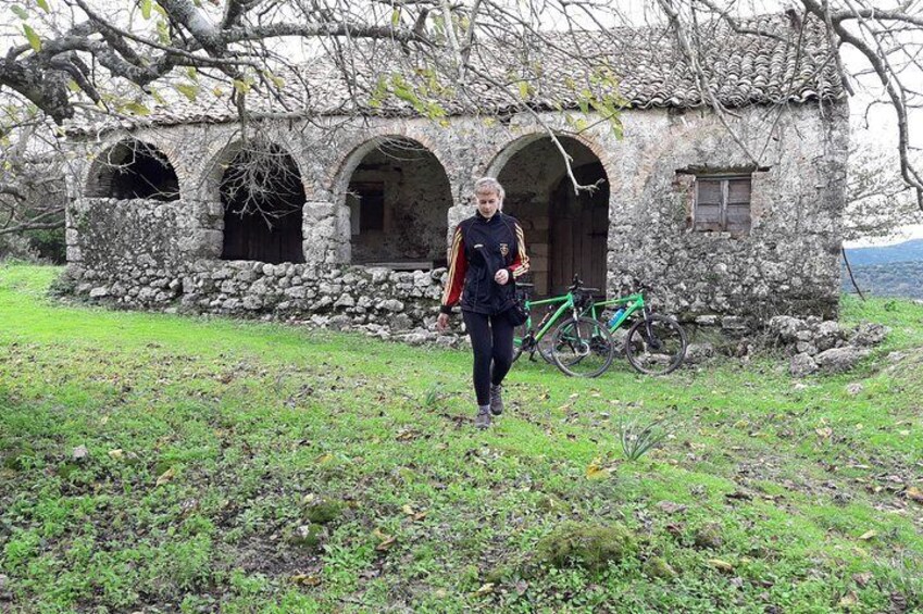 The Pink Bike Tour: Svens arched barn, The Durrells 