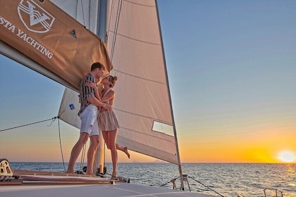 Crociera in catamarano Platinum di Santorini con pasto, barbecue e open bar