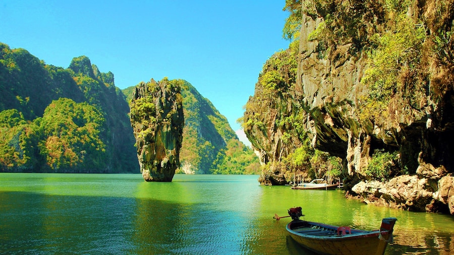 James Bond & Beyond Tour with Canoeing & Lunch