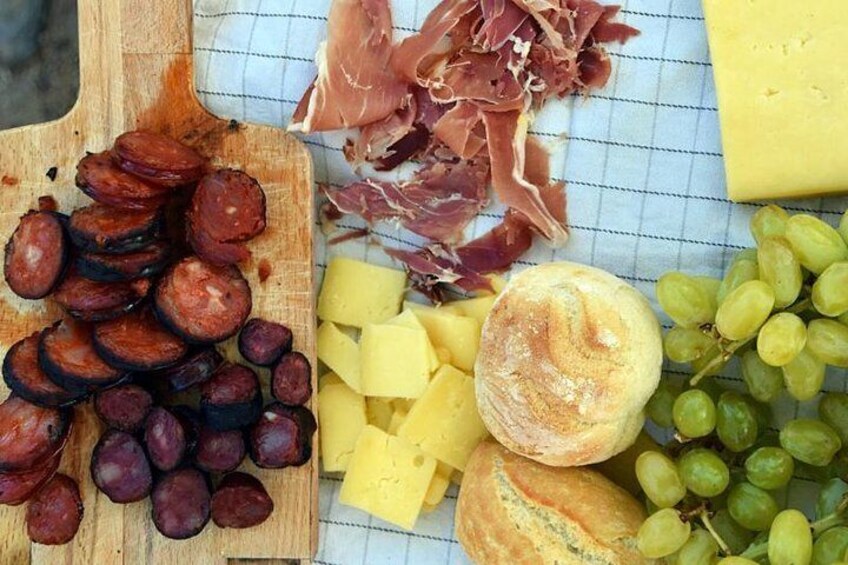 Half Day Hike and Picnic Tour in Porto's Mountains