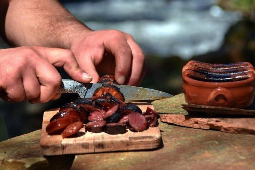 Half-day Hike & Picnic with Dog Love in Porto's Mountains