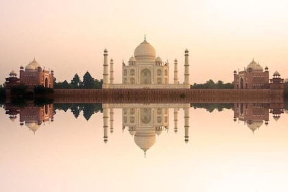 2-Day Tour to Taj Mahal, Agra from Hyderabad with Both Side Commercial Flig...