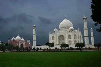 Private 2-Day Tour to The Taj Mahal and Agra with Both Side Commercial Flig...