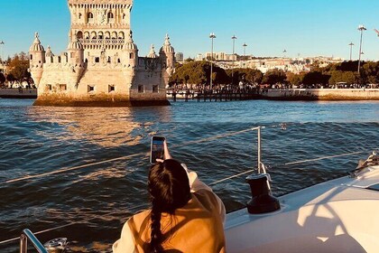 Tour in barca al tramonto a Lisbona con vino