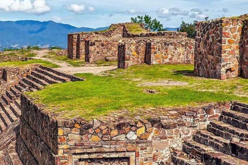 2-Day Oaxaca Tour including Monte Alban, Mitla and Hierve el Agua