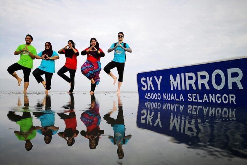 Use Sky Mirror's installations for a more creative family photo!