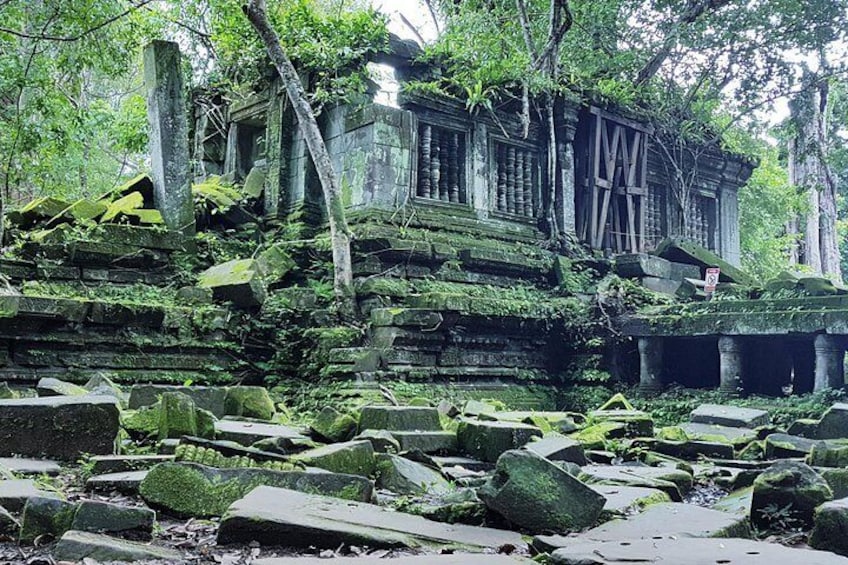 2-Days Private Tour in Angkor Sunrise, Banteay Srei and Beng Mealea Temple