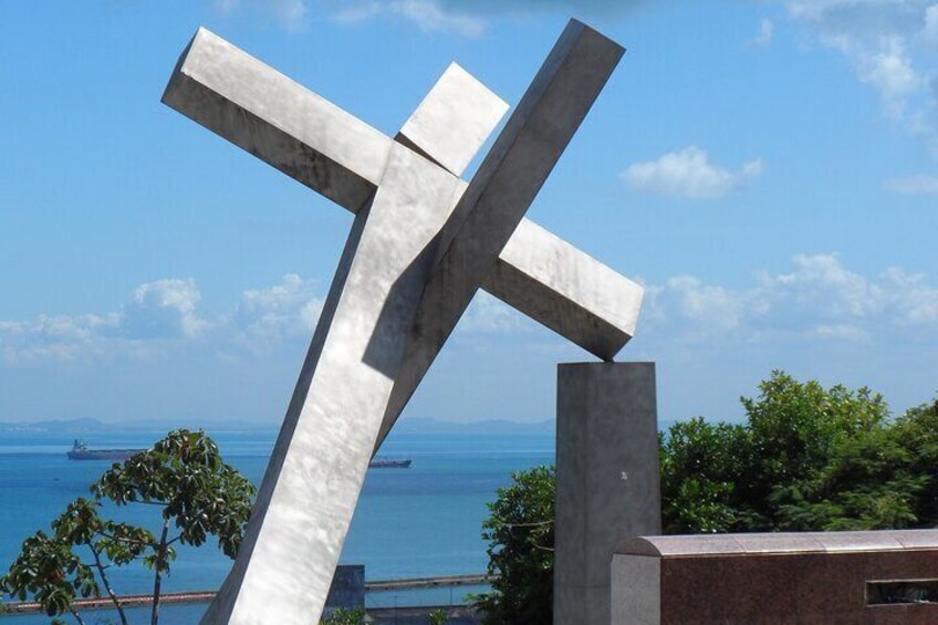Historical Center: the Fallen cross monument