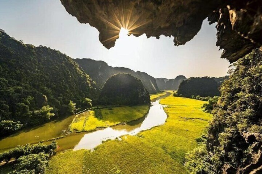 Ninh Binh Deluxe day Tour: Hoa Lu - Trang An - Mua Cave 