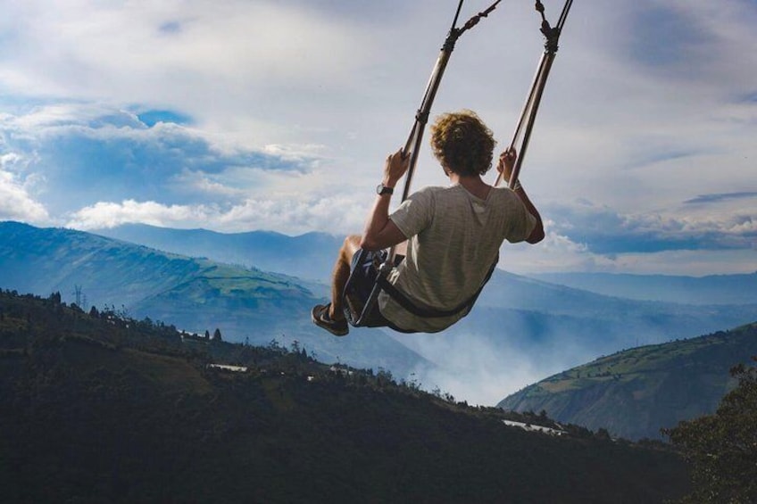 "Swing at the End of the World” at La Casa del Árbol - Baños