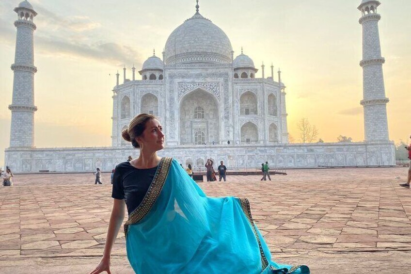 a lady blue sari picture click from of taj mahal