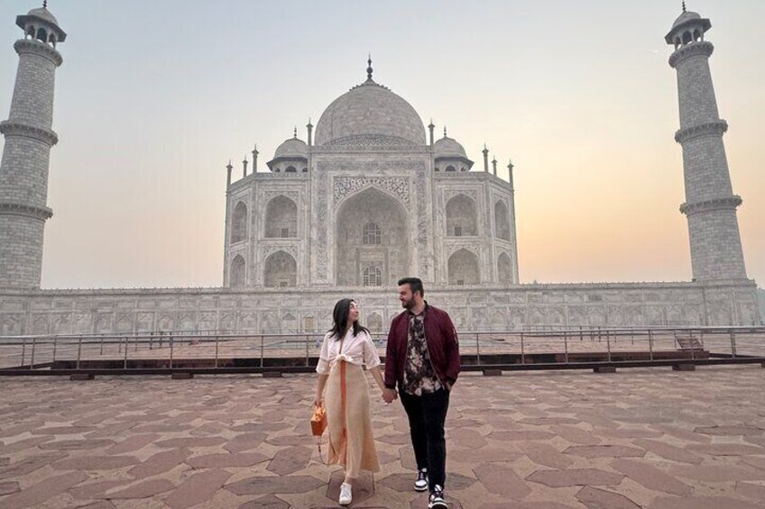 Taj Mahal skip the line luxury tour with guide