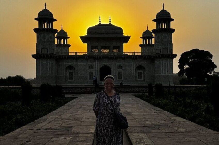 Taj Mahal skip the line luxury tour with guide