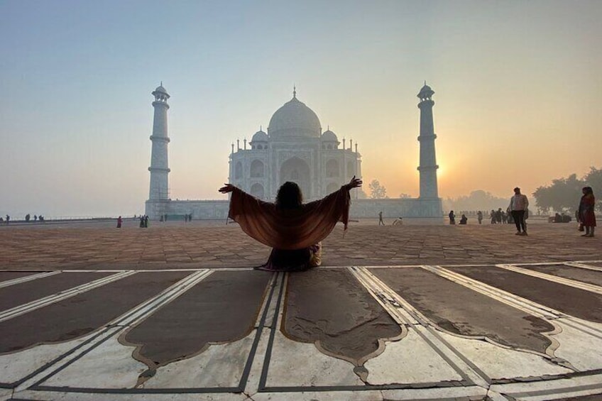 happy girl front of taj mahal